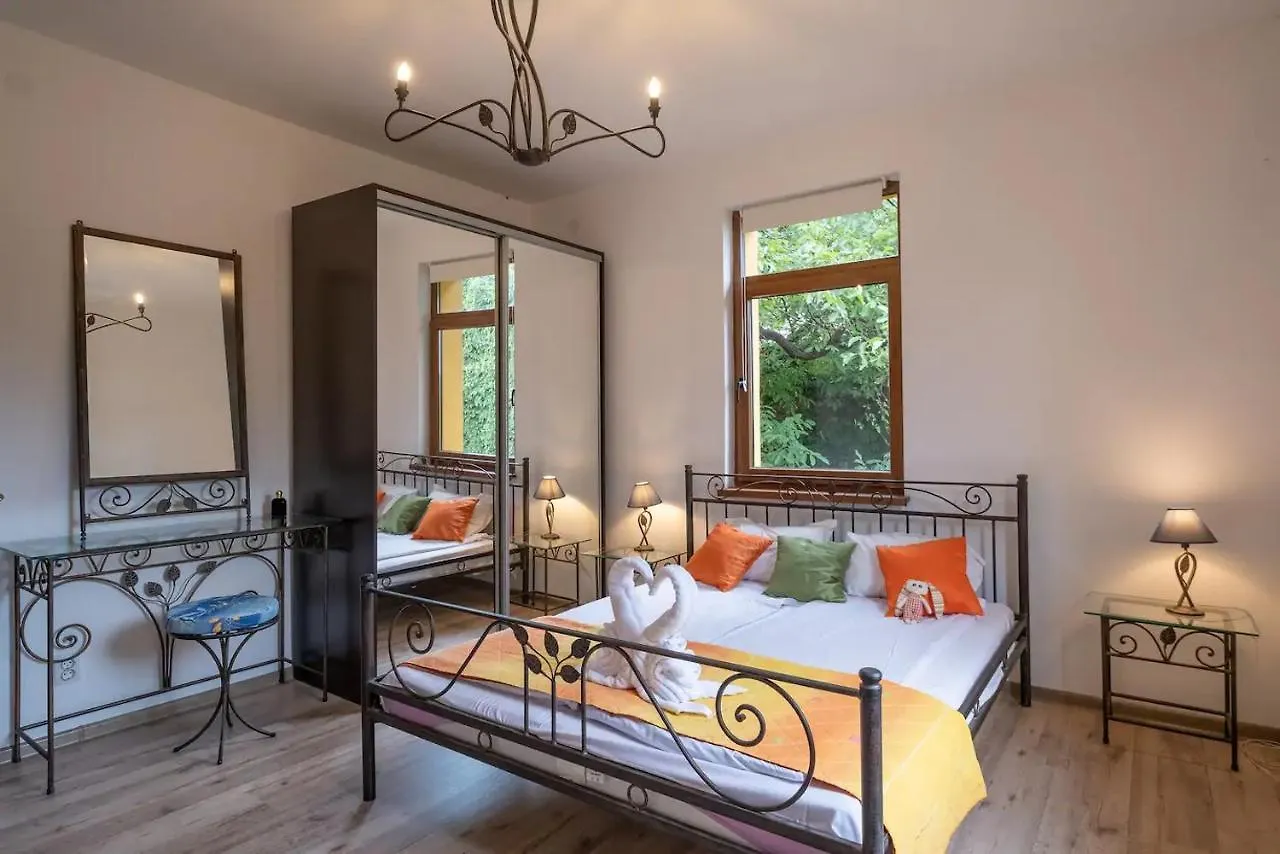 Entire Central House With Guest Rooms & Garden Sofia Casa vacanze